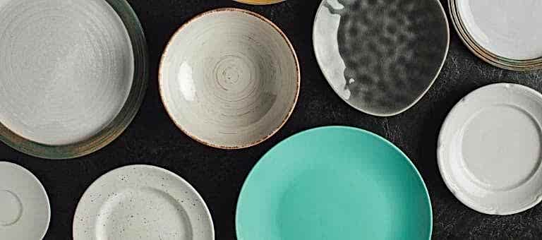 Kemik, seramik ve porselen yemek tabakları servis tabakları ve çorba kaseleri.