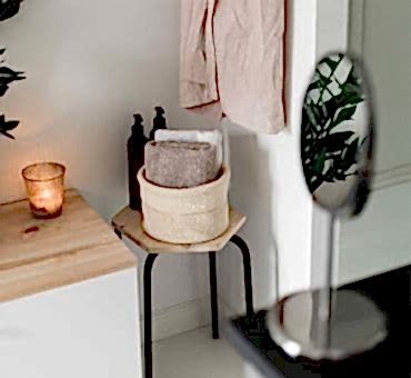 Çeyiz listesi için banyo sepeti, bornoz takımı, banyo havlusu ve makyaj aynası