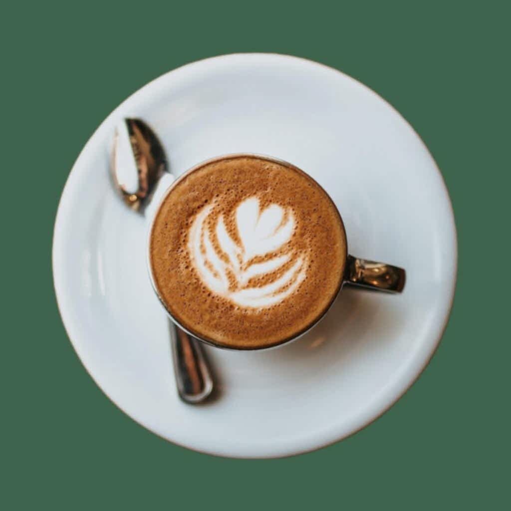 beyaz porselen kahve fincanında köpüklü kahve ve latte kaşığı