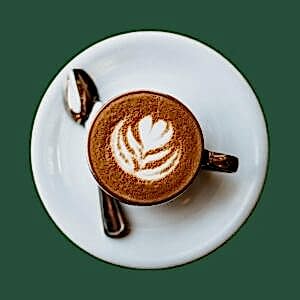 beyaz porselen kahve fincanında köpüklü kahve ve latte kaşığı
