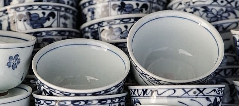 Mavi işlemeli porselen fincanlar üst üste duruyor.