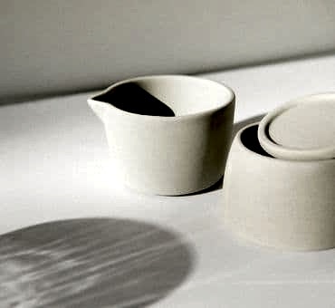 Minimal beyaz bir seramik çay takımının sütlük ve şekerlik çeşidi