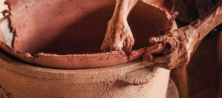 Bir kadının elleri ile çamuru şekillendiriyor ve seramik ürünler yapıyor