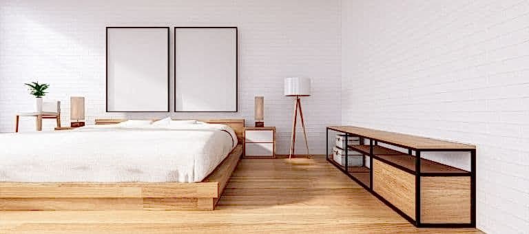 Minimal bir yatak odasında tablolar, vazolar ve modern abajurlar